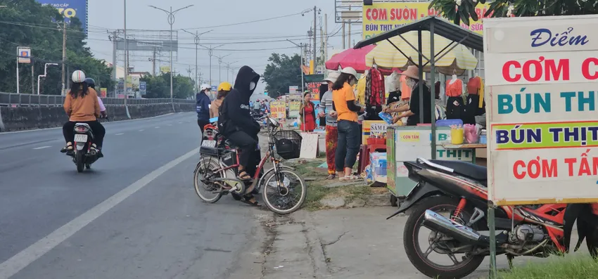Tình trạng buôn bán lấn chiếm lòng lề đường diễn ra thường xuyên gây mất trật tự và tiềm ẩn tai nạn giao thông rất lớn. Ảnh: DK ngược chiều trên quốc lộ 1 (12).jpg