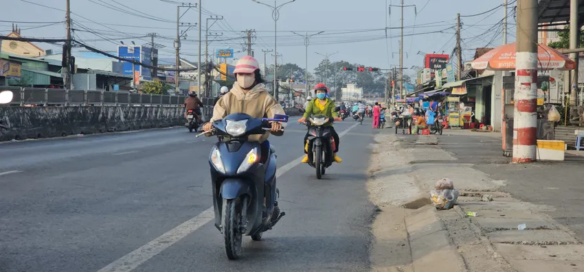 Nhiều người băng ngang tín hiệu đèn giao thông, rồi đi ngược chiều hàng trăm mét để vào khu công nghiệp Tân Hương. Ảnh: DK ngược chiều trên quốc lộ 1 (15).jpg