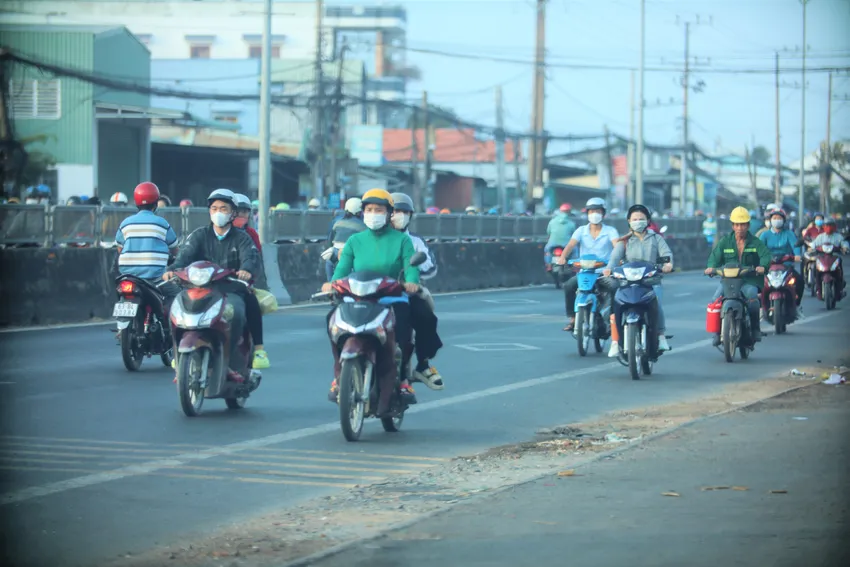 Người lưu thông cùng chiều bị lấn tuyến phải tránh né chạy sang làn ô tô để không xảy ra va chạm. Ảnh: DK ngược chiều trên quốc lộ 1 (8).JPG