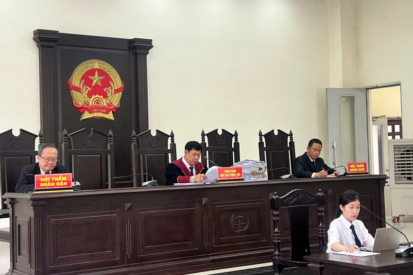 HĐXX tuyên phạt các bị cáo đột nhập vào biệt thự trộm cắp tài sản với mức án tổng cộng 37 năm tù. Ảnh: HD đột nhập vào biệt thự.jpg