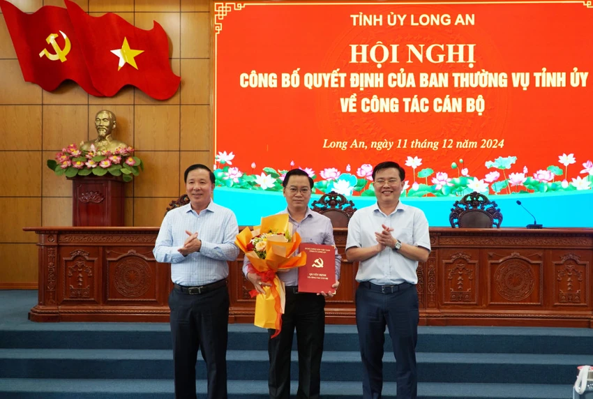 Lãnh đạo tỉnh ủy Long An trao quyết định và tặng hoa chúc mừng ông Nguyễn Hồng Phúc Tỉnh ủy Long An 10.jpg
