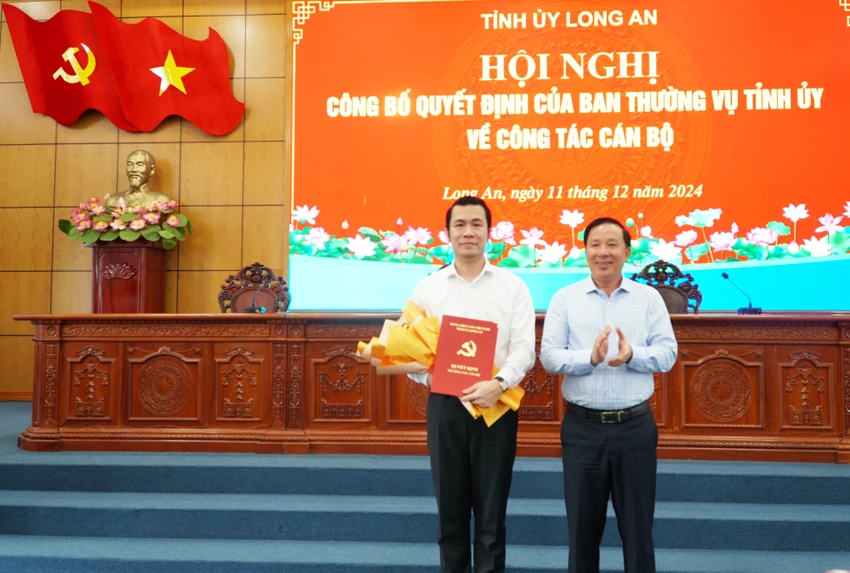 Ông Nguyễn Văn Út, Chủ tịch UBND tỉnh trao quyết định cho ông Trương Tấn Sơn. Ảnh: TN Tỉnh ủy Long An (3).jpg