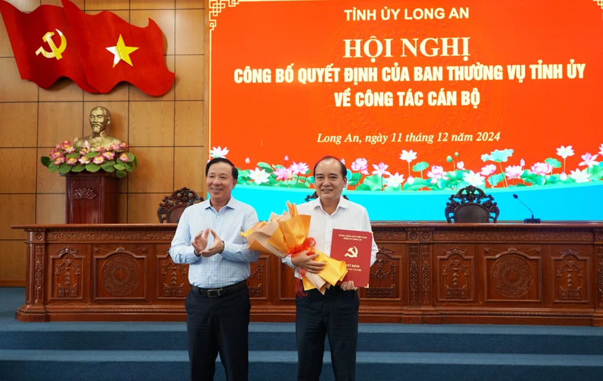 Ông Nguyễn Văn Út, Chủ tịch UBND tỉnh trao quyết định cho ông Nguyễn Ngọc Thanh. Ảnh: TN Tỉnh ủy Long An (5).jpg