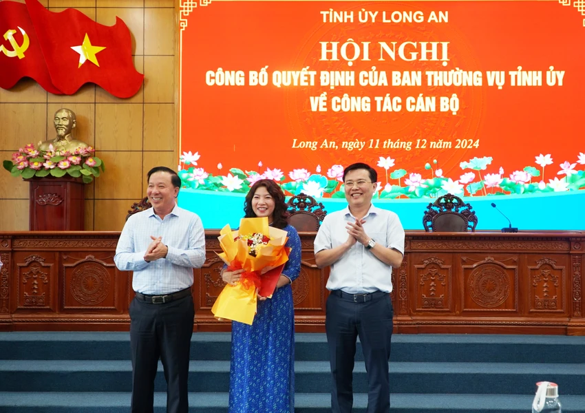 Lãnh đạo tỉnh ủy Long An trao quyết định và tặng hoa chúc mừng bà Nguyễn Thị Út Thủy Tỉnh ủy Long An (6).jpg