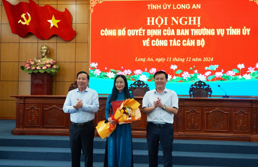 Lãnh đạo tỉnh ủy Long An trao quyết định và tặng hoa cho bà Trần Ngọc Uyển. Ảnh: TN Tỉnh ủy Long An (7).jpg