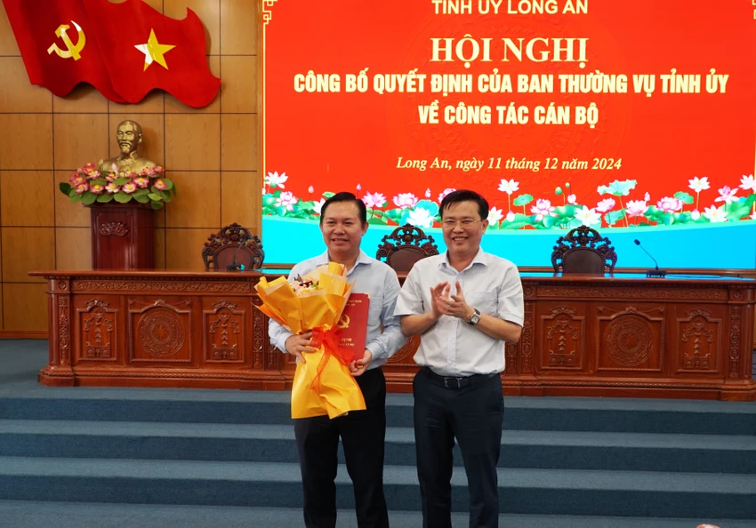Ông Nguyễn Thanh Hải, Phó Bí thư Thường trực Tỉnh ủy trao quyết định cho ông Nguyễn Ngọc Vệ. Ảnh: TN Tỉnh ủy Long An (8).jpg