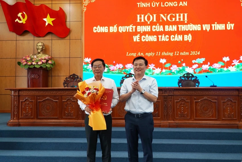 Ông Nguyễn Thanh Hải, Phó Bí thư Thường trực Tỉnh ủy trao quyết định cho ông Huỳnh Phương Vũ. Ảnh: TN Tỉnh ủy Long An (9).jpg