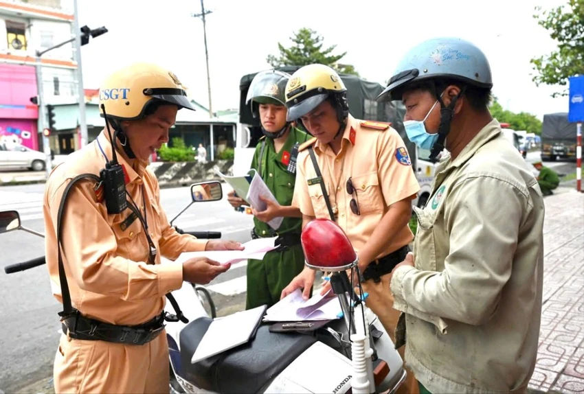Lực lượng CSGT kiểm tra xử lý các trường hợp vi phạm trật tự an toàn giao thông. Ảnh: CTV vi phạm nồng độ cồn.jpg