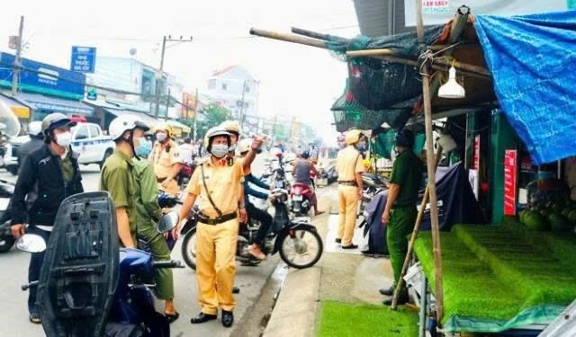 Lực lượng CSGT xử lý các trường hợp lấn chiếm vỉa hè làm nơi buôn bán. Ảnh: CTV vi phạm nồng độ cồn.jpg