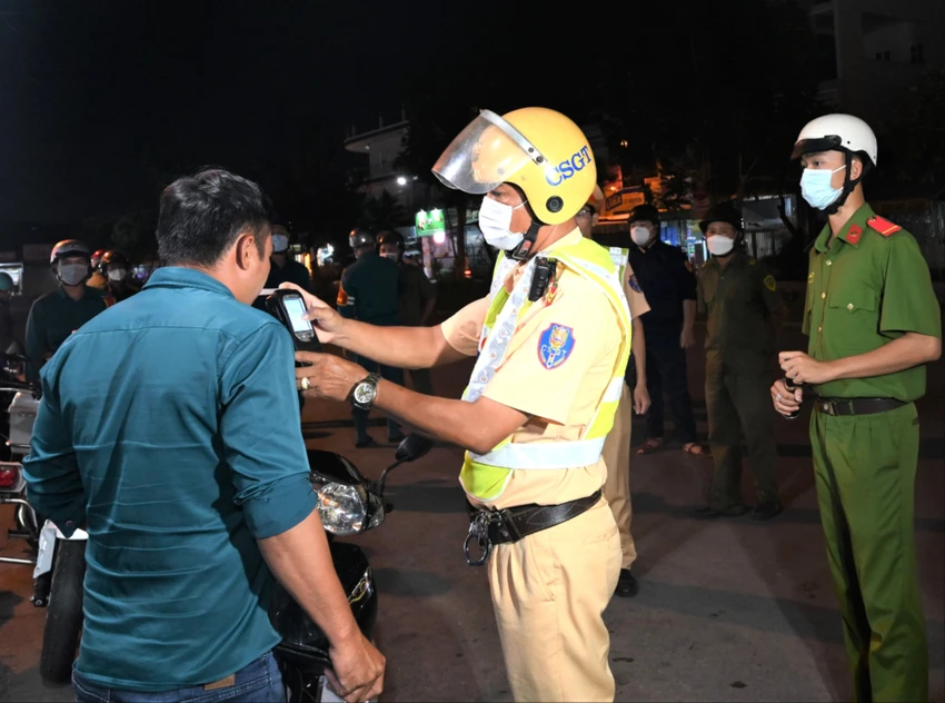 Lực lượng CSGT tăng cường kiểm tra vi phạm nồng độ cồn. Ảnh: CTV vi phạm nồng độ cồn.jpg