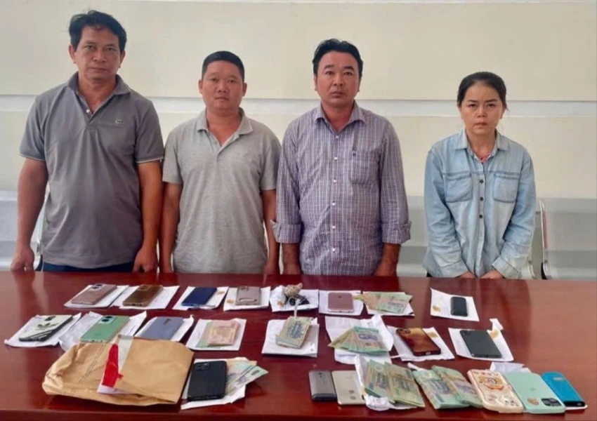 Công an phát hiện 4 nghi phạm tham gia đường dây lô đề với 100 đồng/ngày. Ảnh: CA đường dây lô đề .jpg