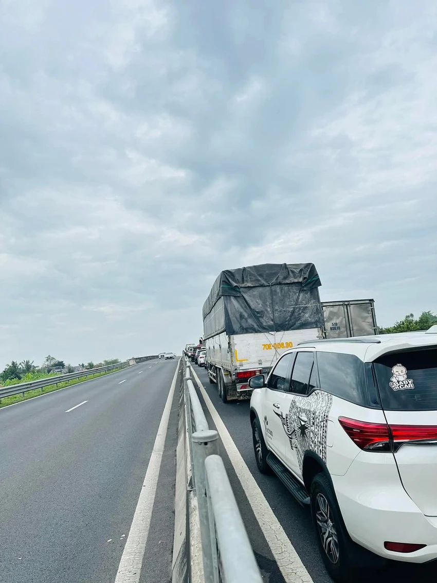 Cao tốc Trung Lương - Mỹ Thuận bị ùn ứ kéo dài nhiều km sau vụ tai nạn. Ảnh: CTV 1000061211.jpg
