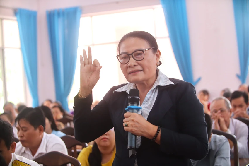 Bà Châu Thị Hồng Lệ (cử tri phường 3) ý kiến về sắp xếp, tinh gọn bộ máy. Ảnh: HD tinh gọn bộ máy 1.JPG