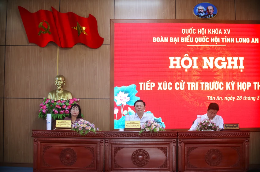 Đoàn đại biểu Quốc hội tỉnh Long An, đơn vị số 2 tiếp xúc cử tri TP Tân An. Ảnh: HUỲNH DU tinh gọn bộ máy 3.JPG