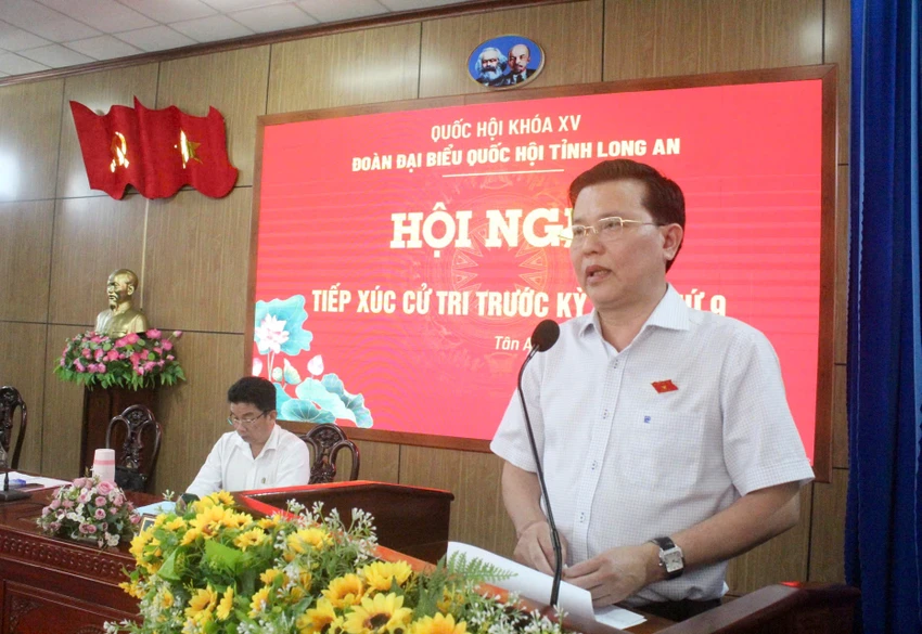 Ông Nguyễn Thanh Hải, Phó Bí thư Thường trực Tỉnh ủy, Trưởng Đoàn ĐBQH tỉnh Long An phát biểu và tiếp thu ý kiến cử tri. Ảnh: HUỲNH DU tinh gọn bộ máy 4.jpg