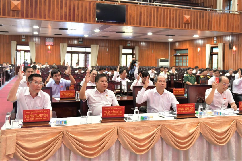 Các đại biểu biểu quyết thống nhất dự thảo sáp nhập tỉnh Long An với tỉnh Tây Ninh. Ảnh: HD Sáp nhập tỉnh Long An.jpg