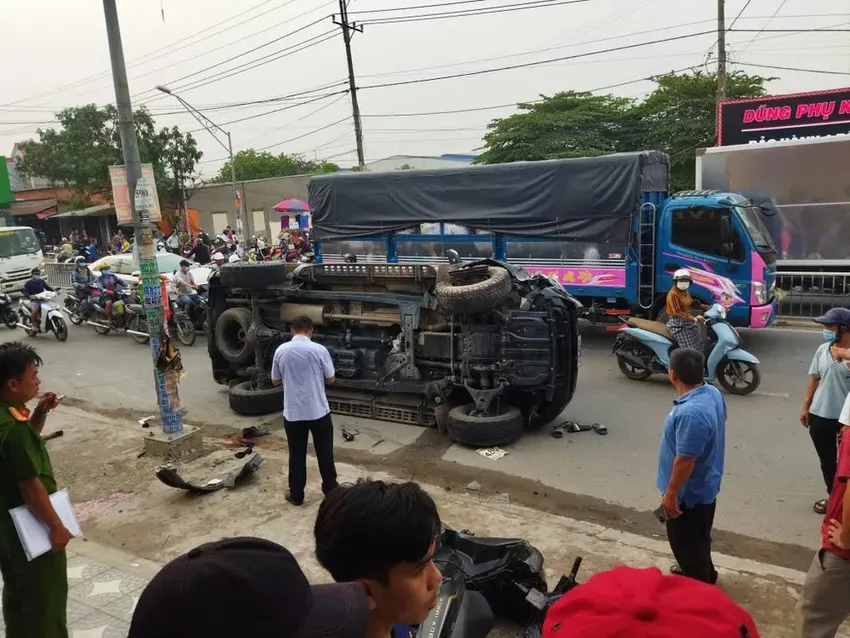 Hiện trường chiếc xe vận chuyển ma túy tông CSGT và hai người dân ngày 21-4. Ảnh: CTV 1000070234.jpg