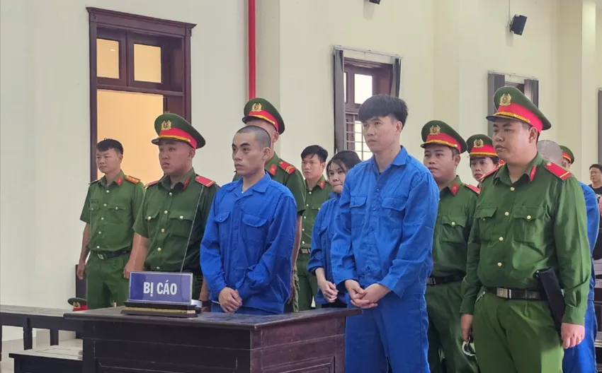 Nhóm mua bán hơn 50 kg ma túy tại phiên tòa xét xử ngày 11-6. Ảnh: HUỲNH DU nhóm mua bán hơn 50 kg ma túy.jpg