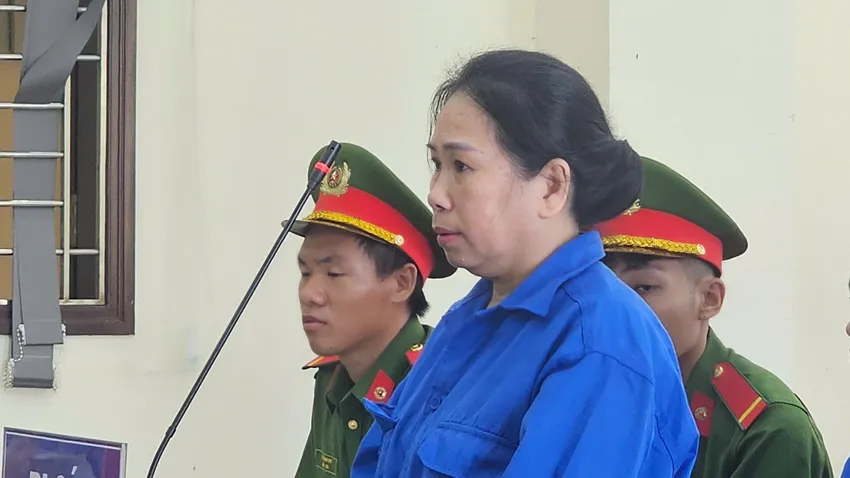 Nguyễn Thị Phương Lan tại phiên tòa. Ảnh: HUỲNH DU mạo danh chủ đất 1.jpg
