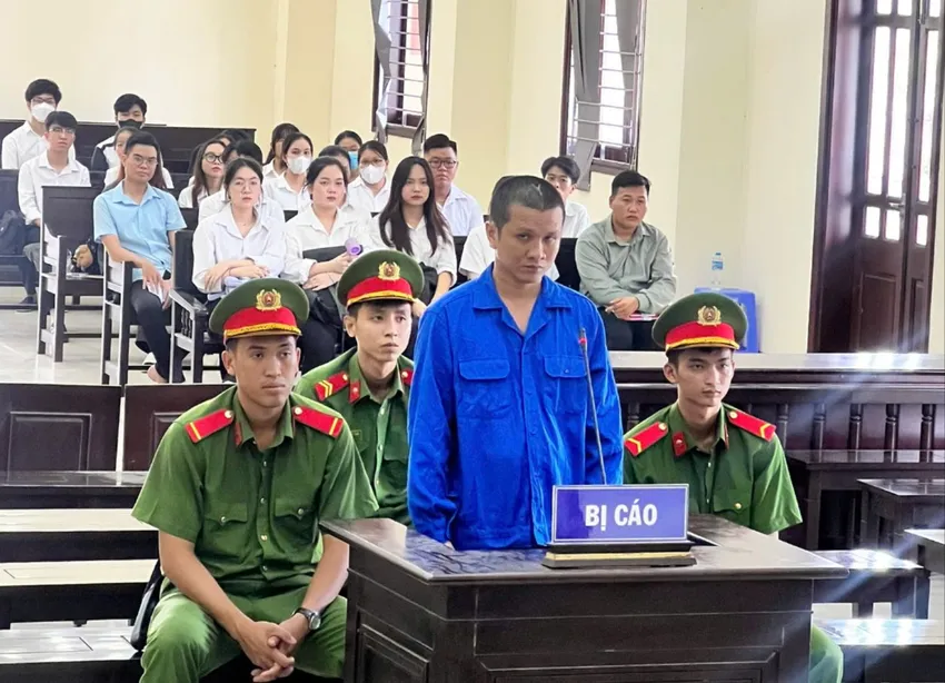 Bị cáo Nguyễn Ngọc Hùng tại phiên tòa. Ảnh: CTV bị kích động mạnh
