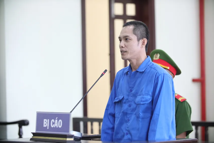 Bị cáo Phước tại phiên tòa. Ảnh: HUỲNH DU đâm bạn nhậu (4).JPG