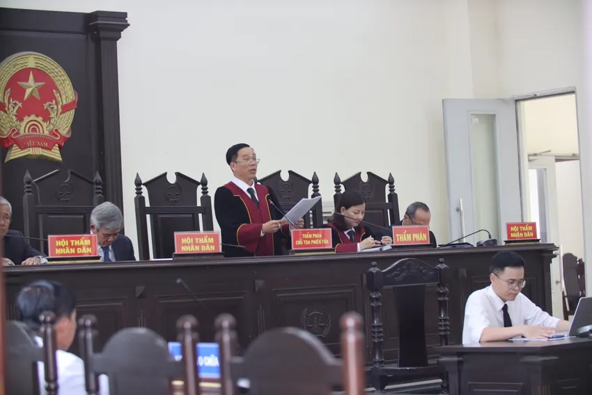 Chủ tọa phiên tòa tuyên án tù chung thân đối với bị cáo Phạm Hữu Phước. Ảnh: HUỲNH DU đâm bạn nhậu (6).JPG
