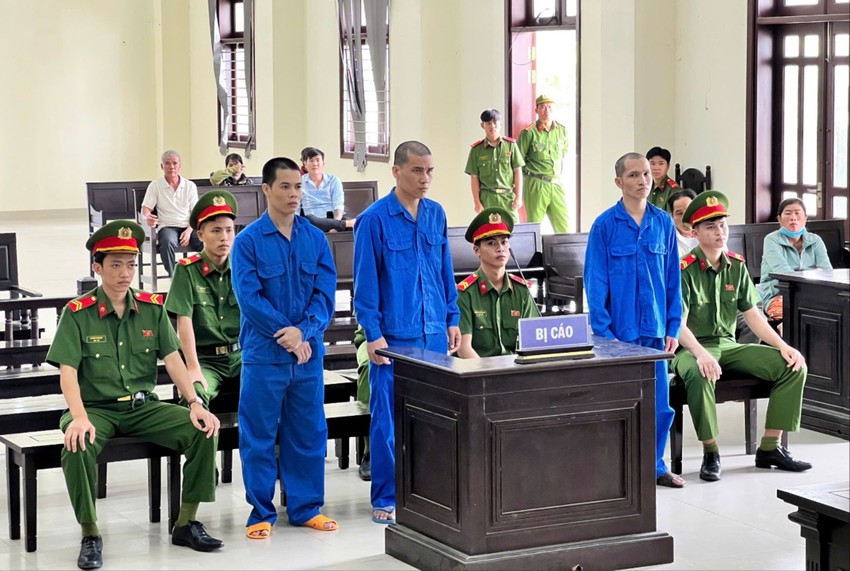 Ba bị cáo Minh, Linh, Trí tại phiên tòa xét xử. Ảnh: HD chắn lối đi.jpg