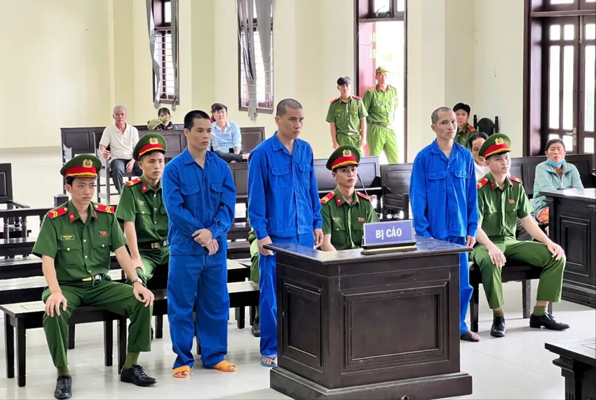 Ba bị cáo Minh, Linh, Trí tại phiên tòa xét xử. Ảnh: HD chắn lối đi.jpg