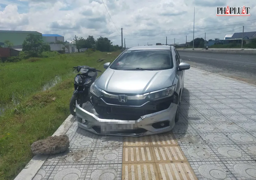 Ô tô bị hai tên trộm chó đập vỡ phần đầu xe. Ảnh: NDCC hai tên trộm chó 3.jpg