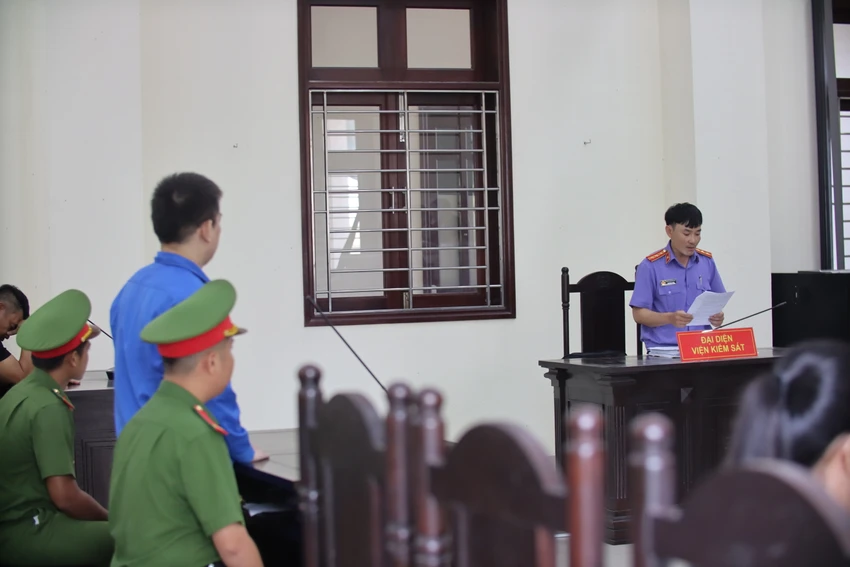 Đại diện VKSND tỉnh Tây Ninh đọc cáo trạng vụ án tại phiên tòa. Ảnh: HUỲNH DU con nợ của mẹ 3.JPG