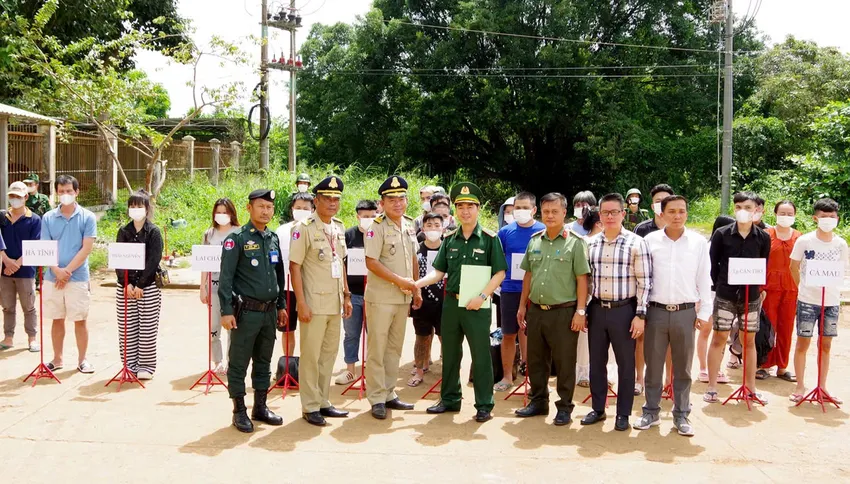 Tây Ninh tiếp nhận 27 công dân từ Campuchia, phát hiện 1 bị can truy nã