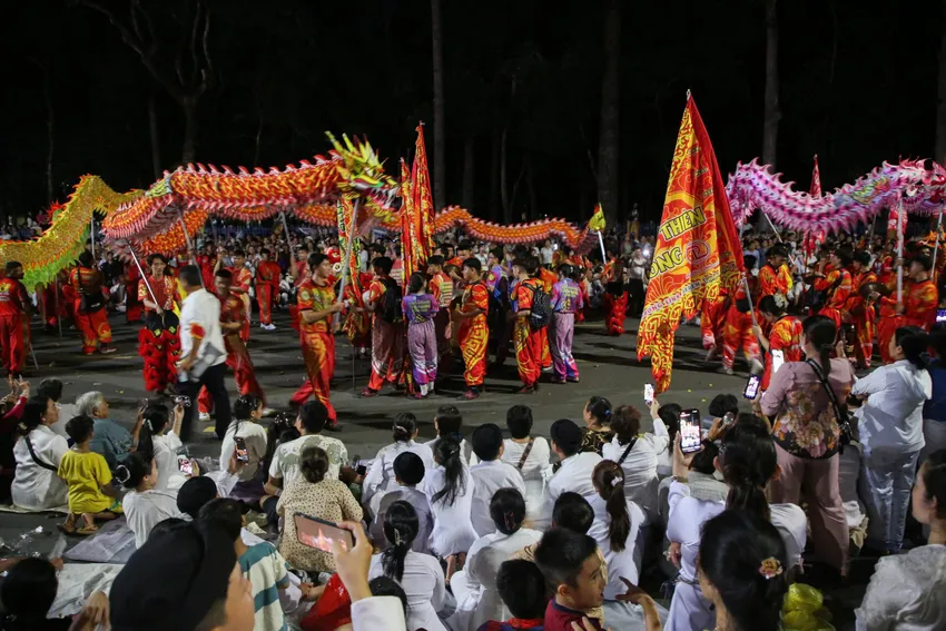 Đại lễ Hội yến Diêu Trì Cung đã diễn ra an toàn, văn minh vào tối 6-10. Ảnh: GP 1000080150.jpg