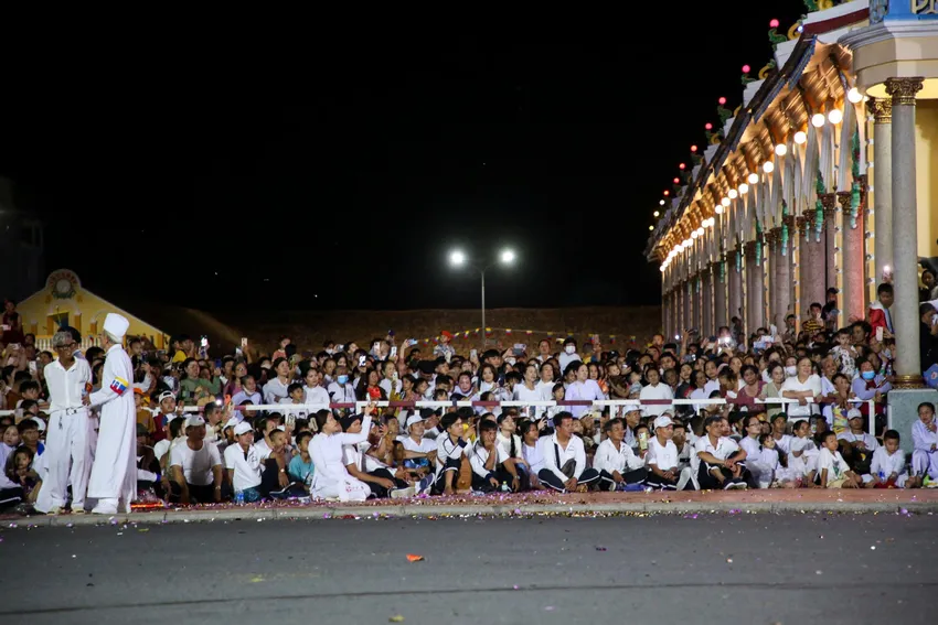 Gần 200.000 người đến tham dự Đại lễ Hội yến Diêu Trì Cung. Ảnh: GP 1000080159.jpg