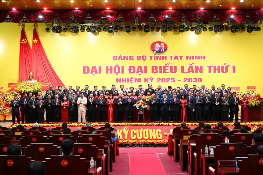 Ban Chấp hành Đảng bộ tỉnh Tây Ninh ra mắt trước đại hội. ông Nguyễn Văn Quyết 2.jpg