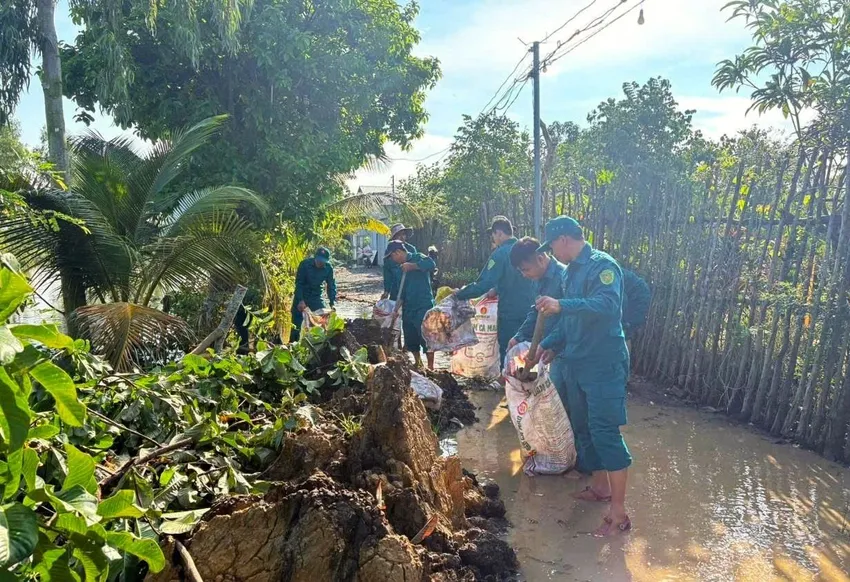 Lực lượng vũ trang tỉnh Tây Ninh hỗ trợ giúp dân hộ đê. Ảnh: QSTN công an Tây Ninh.jpeg.jpg