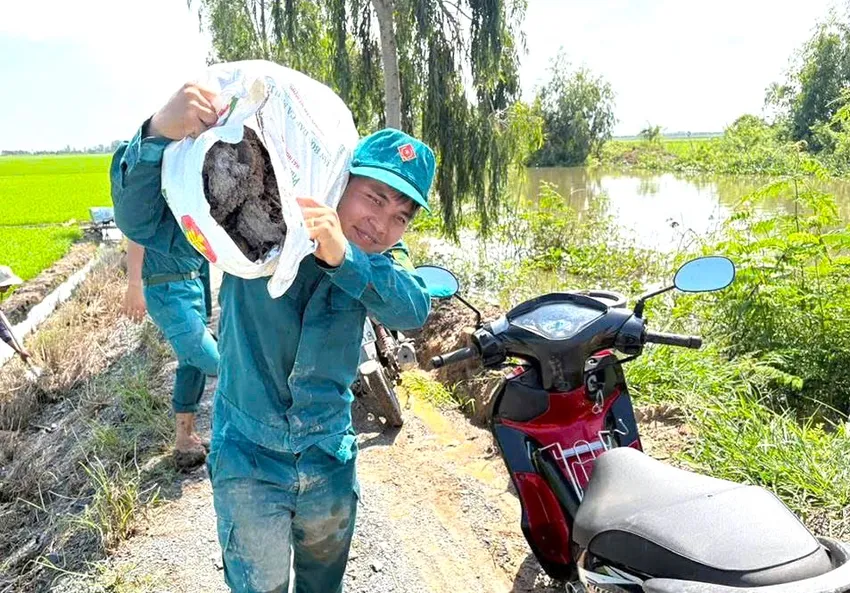 Lực lượng quân sự hỗ trợ giúp dân đắp đê. dân quân Tây Ninh 4.jpeg.jpg