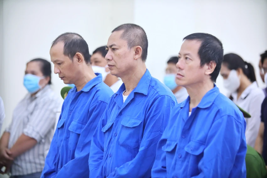 Bị cáo Đào Đức Hạnh (giữa) cùng các đồng phạm tại tòa. Ảnh: HUỲNH DU giám đốc trung tâm 2.JPG