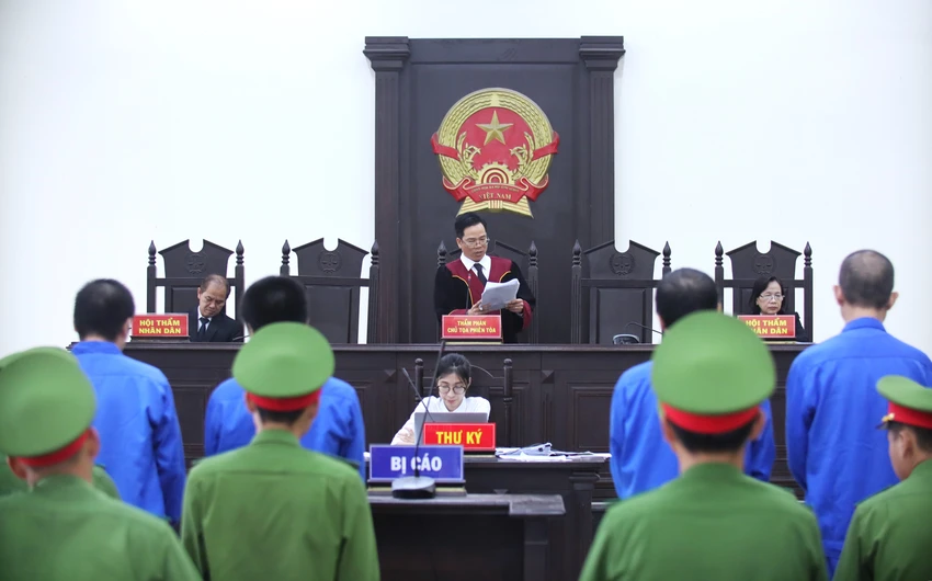 HĐXX tuyên phạt bị cáo Đào Đức Hạnh cùng các đồng phạm tại phiên tòa. Ảnh: HUỲNH DU giám đốc trung tâm 3.JPG