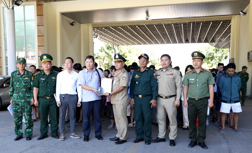 Hoàn tất bàn giao 77 công dân được trao trả qua cửa khẩu Mộc Bài 77 công dân (2).jpeg