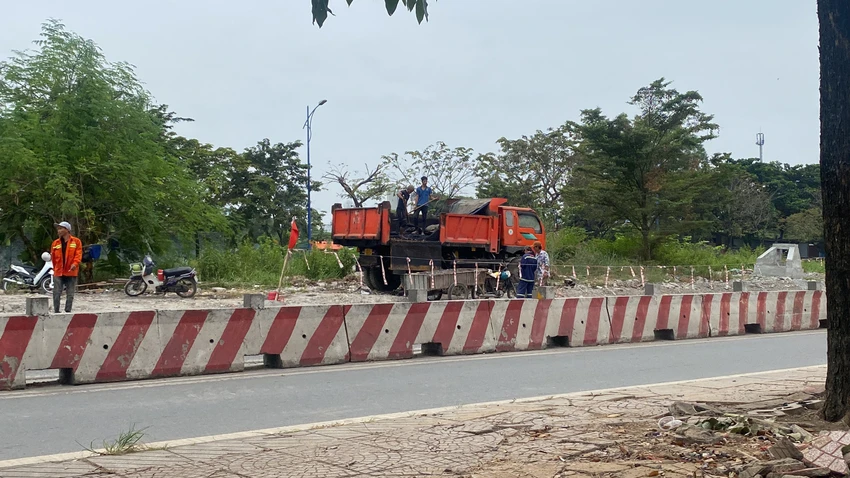 Nhà thầu đang đẩy nhanh tiến độ thi công dự án mở rộng đường Đồng Văn Cống. Ảnh: HOÀNG HIẾU Đường Đồng Văn Cống