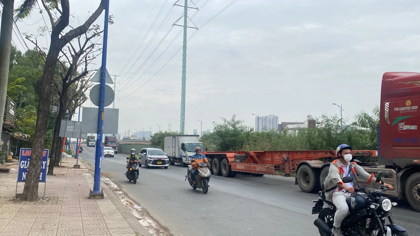 Đường Đồng Văn Cống (TP Thủ Đức) có nhiều xe tải trọng lớn lưu thông. Ảnh: HOÀNG HIẾU Đường Đồng Văn Cống