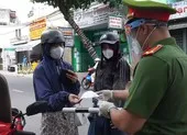 Công an Đà Nẵng ra quân 100% nhằm siết việc 'ai ở đâu thì ở đó' ảnh 4 Video: Công an Đà Nẵng kiểm tra ngẫu nhiên người đi đường