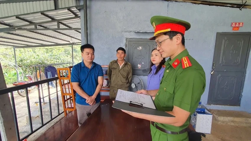 Công an làm việc với bị can Tuấn. Ảnh: SĐ Lừa đảo tu tập.jpeg