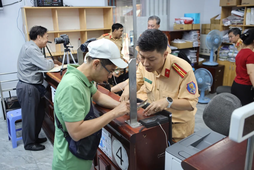 Sang tên xe qua ứng dụng VNeID giúp người dân tiết kiệm thời gian, chi phí… Ảnh: NGUYỆT NHI Sang tên xe qua ứng dụng VNeID.jpeg