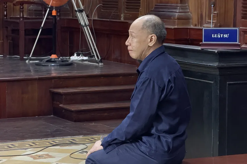 Bị cáo Long tại phiên tòa. Ảnh: HUỲNH THƠ Cướp giật tài sản.jpeg