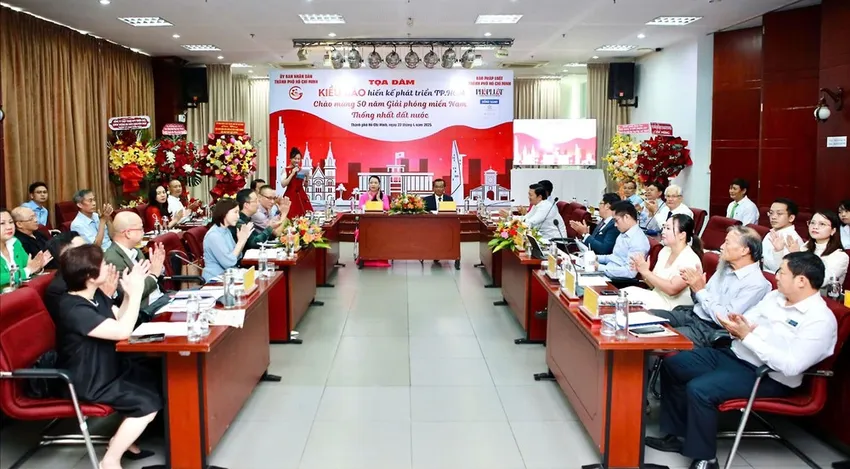 Toạ đàm “Kiều bào hiến kế phát triển TP.HCM” do báo Pháp Luật TP.HCM tổ chức tháng 4-2025. Ảnh: NGUYỆT NHI Cho kiều bào.jpeg