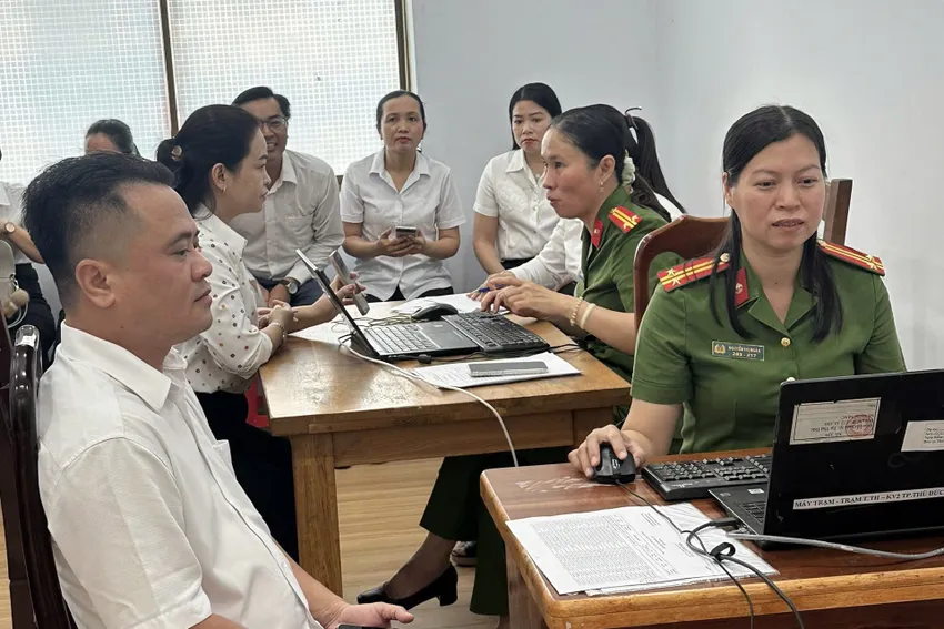 Không khí khẩn trương tại điểm tiếp nhận thông tin đổi thẻ đảng viên ở phường Thủ Đức, TP.HCM Ảnh: HT IMG_2441.jpeg