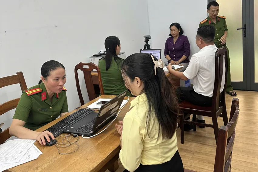 Cán bộ rà soát thông tin trước khi chụp ảnh làm thẻ mới cho đảng viên. Ảnh: HT IMG_2443.jpeg