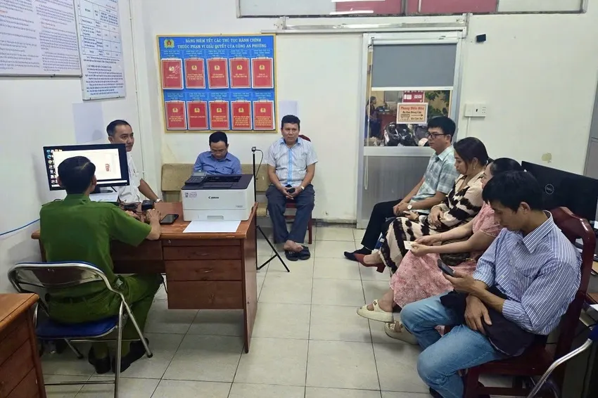 Đảng viên đến đổi thẻ đảng tại Công an phường Tân Sơn Nhất. Ảnh: HT Đổi thẻ đảng viên.jpeg