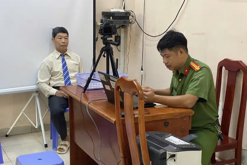 Nhiều đảng viên lớn tuổi vui mừng vì được đổi thẻ. Ảnh: HT IMG_2445.jpeg